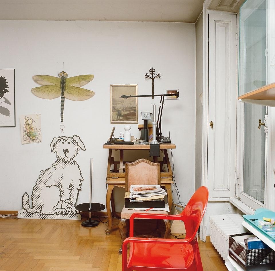 Un angolo di uno degli studi con la sedia Tosca per Magis, la Tizio versione da tavolo, mobili di famiglia e il disegno di un cane fatto da un illustratore del <i>Financial Times</i>