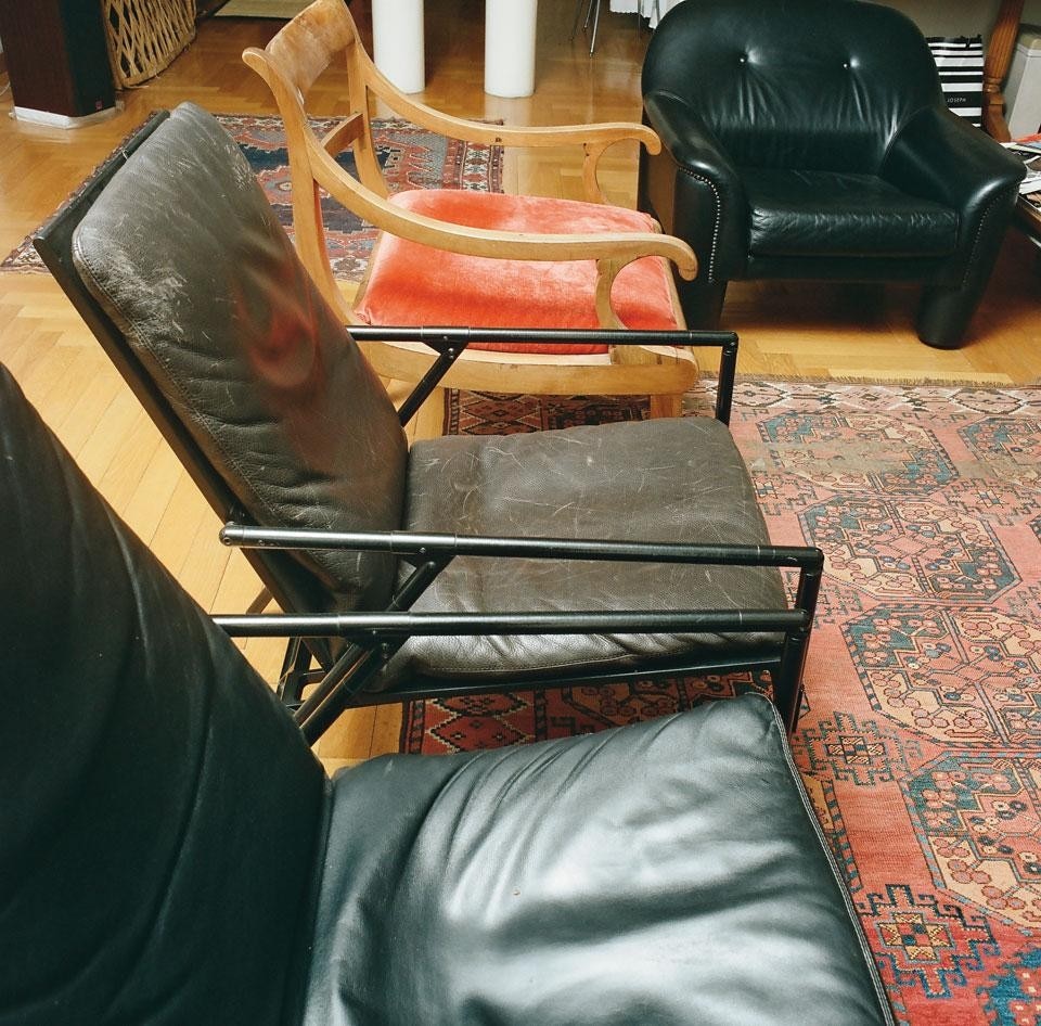 Tra le poltrone del soggiorno c’è un prototipo disegnato con Zanuso, una poltrona di famiglia in legno, due esemplari della sedia pieghevole Nena per B&B Italia (1984)