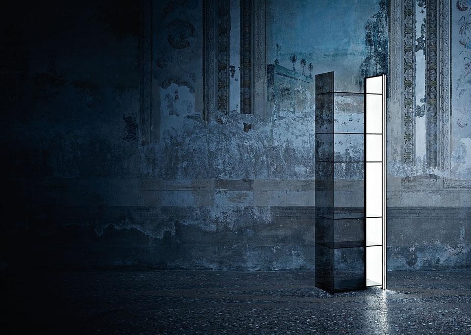 La vetrinetta Super8 di Pinuccio Borgonovo esibisce una struttura in vetro, con un solo lato illuminato da LED (foto di Beppe Brancato). Gli arredi Natevo sono tutti disponibili con due tonalità luminose, una più calda e una più fredda