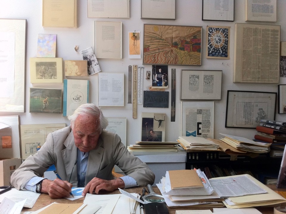 Jack Stauffacher, alla scrivania nel suo studio, 2011. photo Mauro Panzeri
