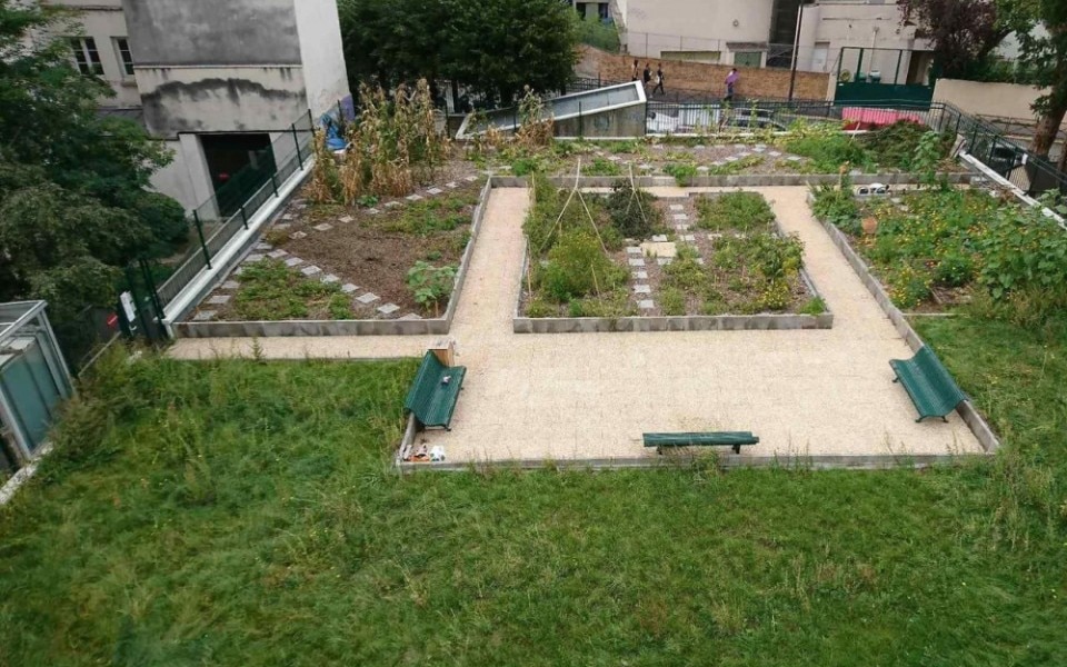 Lavori in corso per realizzare un giardino condiviso sul tetto del liceo Ortolan, rue Ortolan 18, a Parigi