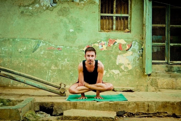 Dario Buratto di Stories of Italy, Kukkutasana, Prima Serie di Ashtanga yoga