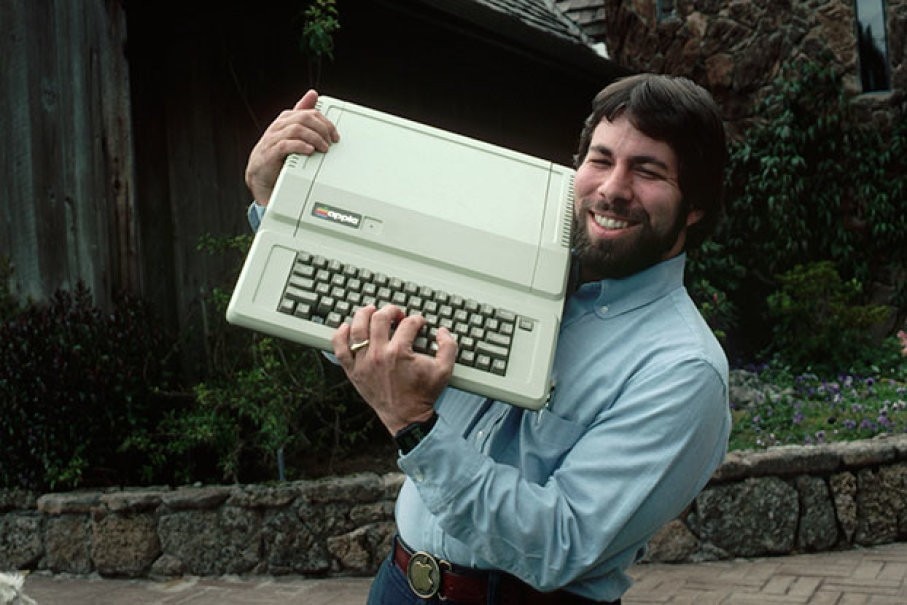 Steve Wozniak tiene in braccio un Apple II