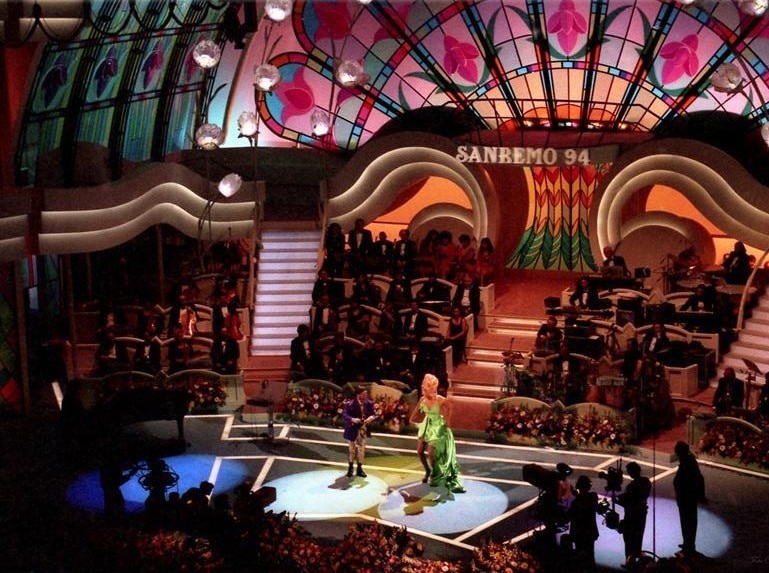 Il palco di Sanremo 1994 è tra i più rappresentativi del gusto che definisce l'Ariston per la maggior parte del decennio. Foto: RAI.