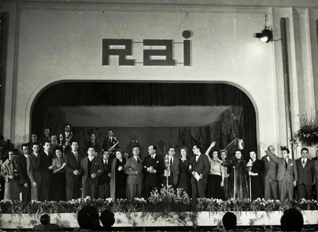 Il logo RAI sul boccascena è uno dei pochi tocchi di design mid-century a caratterizzare il palco del festival durante gli anni '50. Foto: RAI.