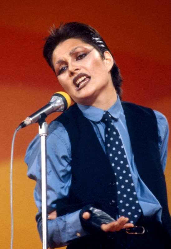 Anna Oxa e il suo look Punk creato da Ivan Cattaneo per la partecipazione della cantante al Festival di Sanremo 1978. Foto: Wikipedia