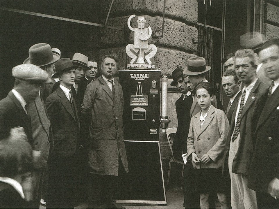 Foto di distributore automatico Campari Soda disegnato da Fortunato Depero, anni ’30.