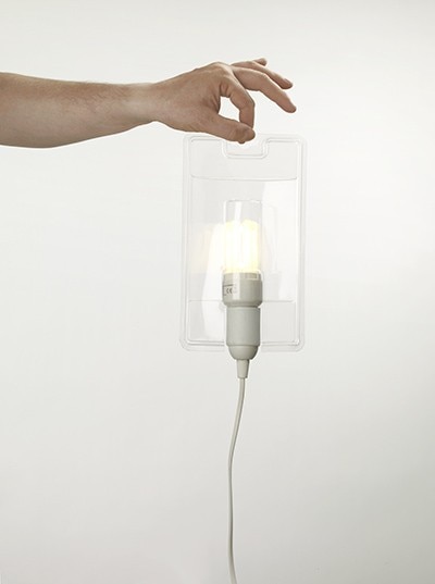 Lampada Packlight ottenuta modificando, in modo opportuno, un packaging in commercio. Autoproduzione, 1995.