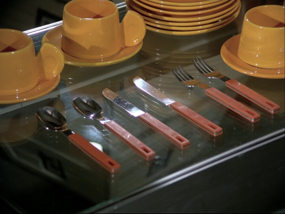 I set di tazze Gabbianelli restituiscono la dimensione quotidiana della vita extraterrestre secondo Spazio: 1999. Foto: frame da film.