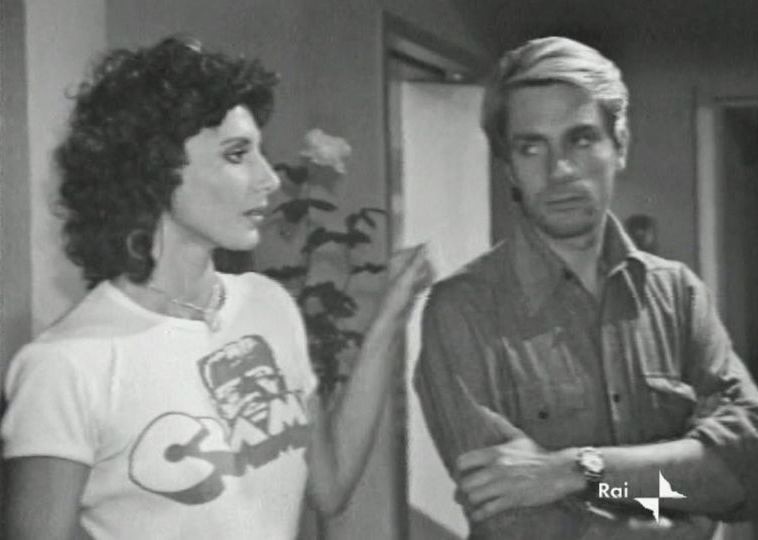 Nella miniserie RAI La Traccia Verde (1975) Paola Pitagora indossa una t-shirt dell'etichetta discografica Cramps fondata dal grafico e demiurgo della comunicazione italiana Gianni Sassi. Foto: frame da film.