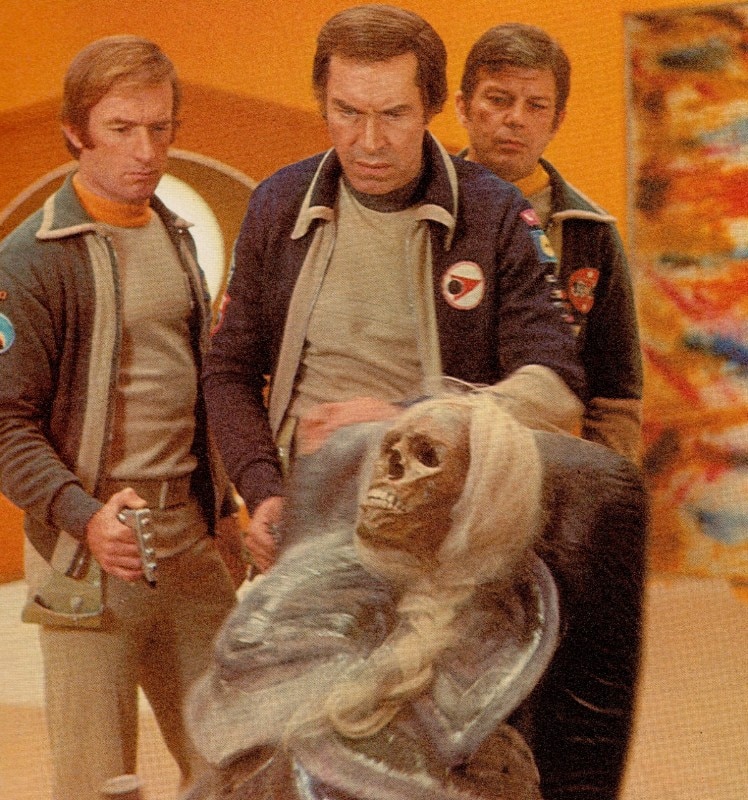 Anche le mummie siedono su poltrone di design in Spazio: 1999. Foto tratta da Gerry Anderson's Space: 1999 Annual, World Distributors Limited, 1978.