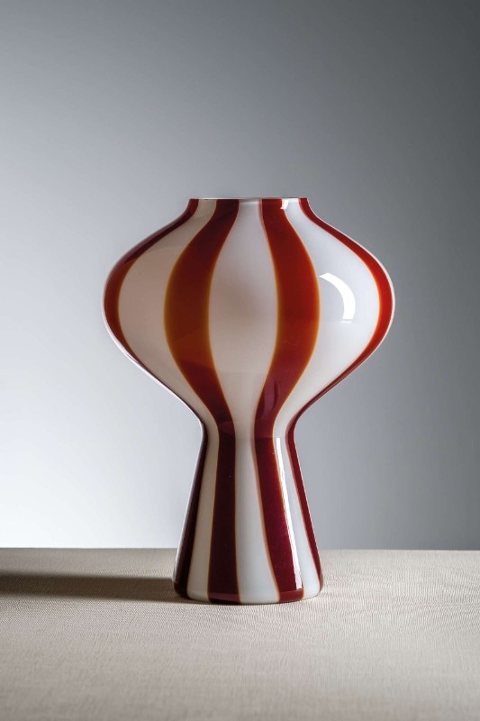 Lampada da tavolo in vetro opalino bianco con fasce verticali rosse su disegno di Massimo Vignelli, 1955, collezione privata