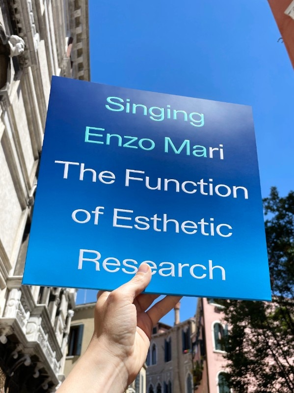 Il progetto è nato a Venezia nell'ambito delle attività performative sulla figura di Enzo Mari condotte dal Lorenzo mason Studio. Foto su gentile concessione di Lorenzo Mason Studio. Il progetto è nato a Venezia nell'ambito delle attività performative sulla figura di Enzo Mari condotte dal Lorenzo mason Studio. Foto su gentile concessione di Lorenzo Mason Studio.