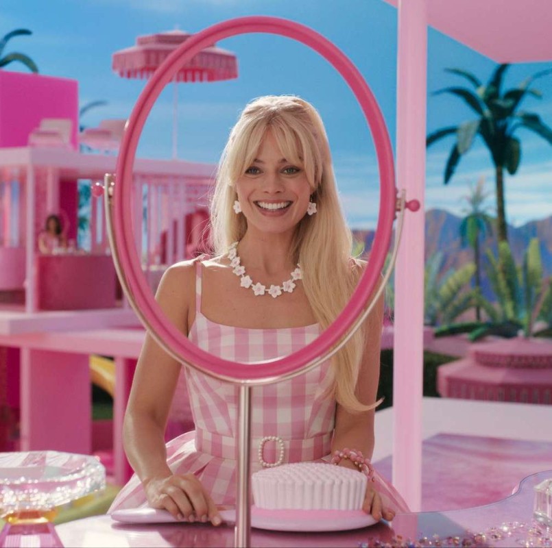 Margot Robbie interpreta Barbie nel primo live action dedicato alla bambola Mattel. Foto: still da video.