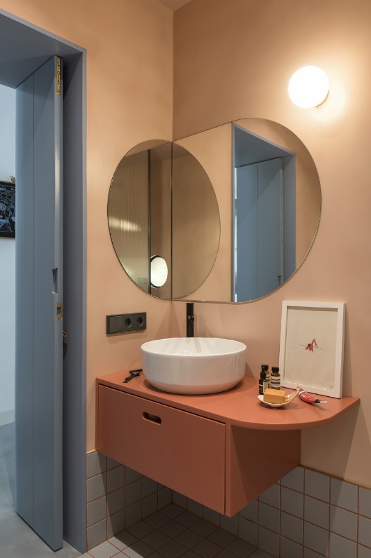 Bathroom as a wunderkammer in an apartment in Barcelona - Domus