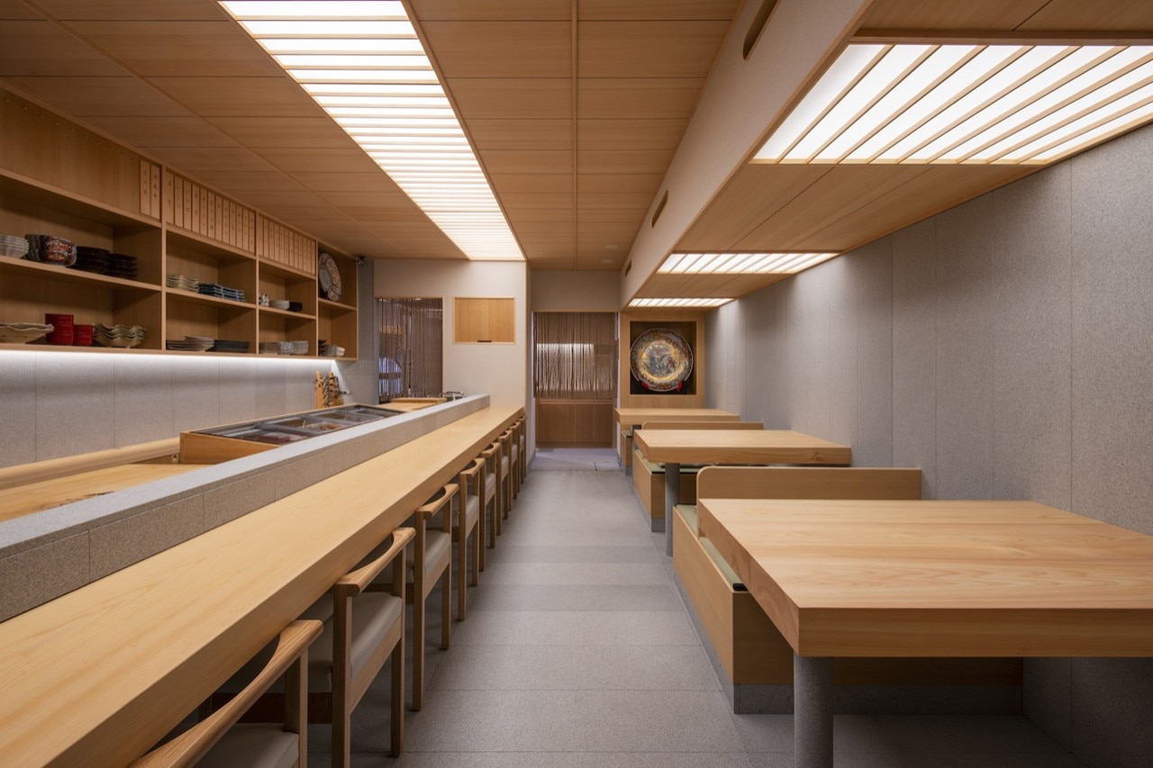 The wooden soul of a sushi restaurant in a Japanese hot spring - Domus