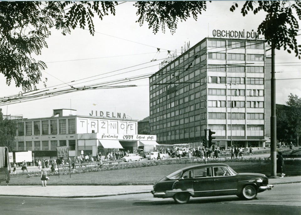 Qui sopra: la Tatra 603 (1956, Cecoslovacchia). Immagine di apertura: la ZIL 114 (1964, Russia)
