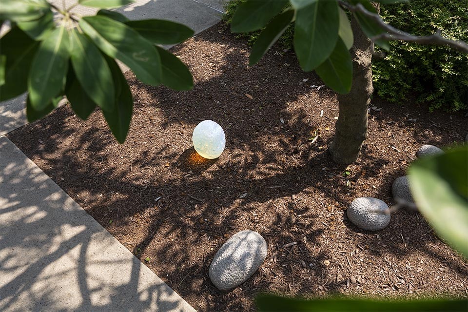 Objects of Common Interest, Offerings-Rock III (2000) insieme a Practice Rocks in Placement (1982-83) di Isamu Noguchi nel giardino dell’omonimo museo. Foto Brian W. Ferry