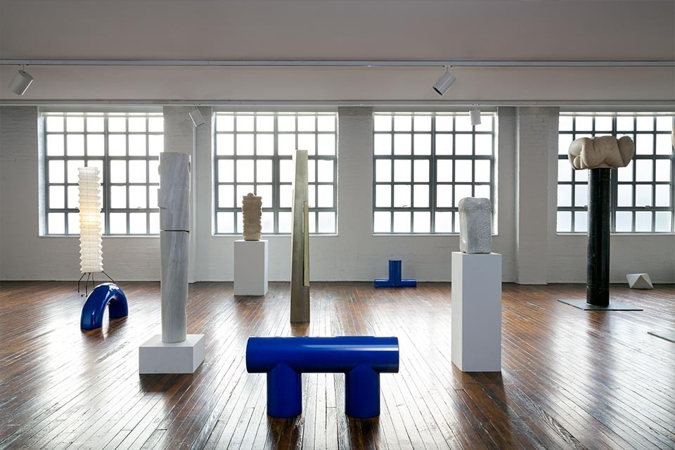 Objects of Common Interest, Formations (2018) insieme ai lavori di Isamu Noguchi all’interno della mostra: “Noguchi – Useless Architecture”. Foto Brian W. Ferry