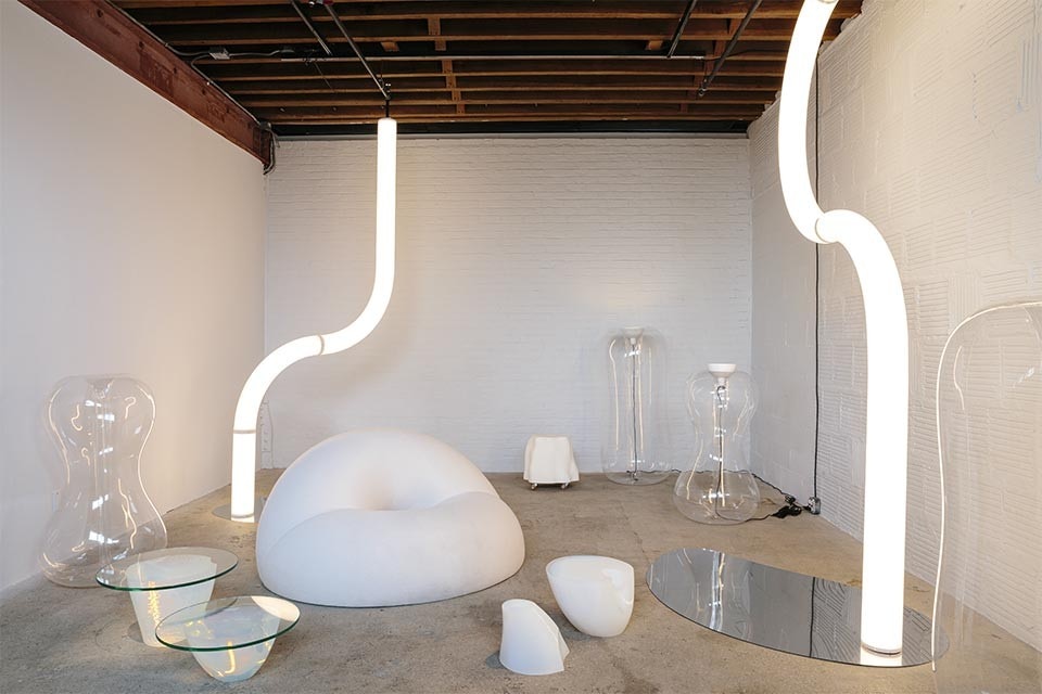 Objects of Common Interest nel Museo di Noguchi con Inflatable Light I (2021), Inflatable Light II (2021), Tube Light Columns (2019), Metamorphic Rocks (2021), Tube Chair (2018), Rock Side Tables (2021). Foto Brian W. Ferry