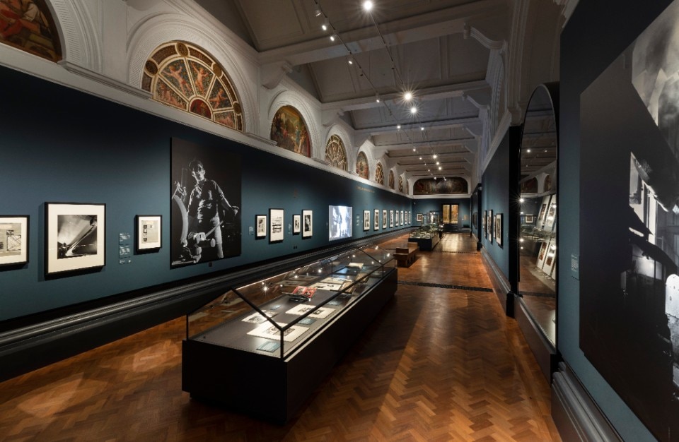 Vista dell'installazione della mostra Maurice Broomfield Industrial Sublime al V&A Victoria and Albert Museum, Londra, Inghilterra