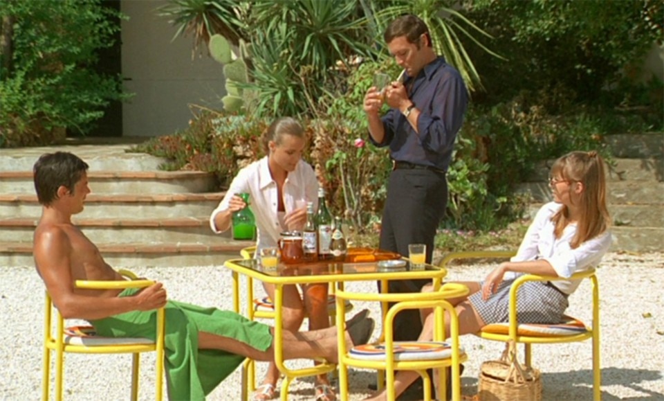 I mobili da esterno della collezione Locus Solus, disegnati da Gae Aulenti per Poltronova, in una scena del film La Piscine, del 1969, con Alain Delon