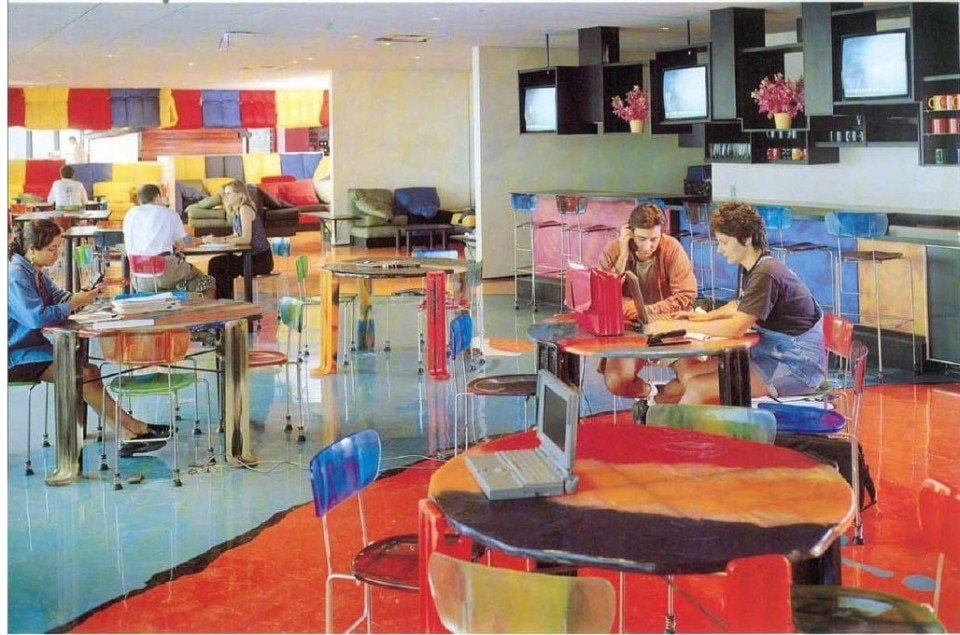 Gaetano Pesce, Chiat/Day advertising agency. New York, 1995. Photo Donatella Brun. Picture taken from Domus 769, march 1995. Gaetano Pesce, Chiat/Day advertising agency. New York, 1995. Photo Donatella Brun. Picture taken from Domus 769, march 1995.