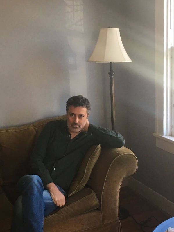 Lo scrittore Andrea Bajani, autore de Il libro delle case (Feltrinelli, 2021), nella sua casa di Houston