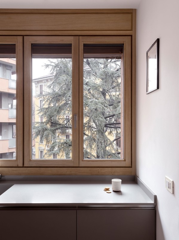 The kitchen of the apartment overlooks the garden inside the block