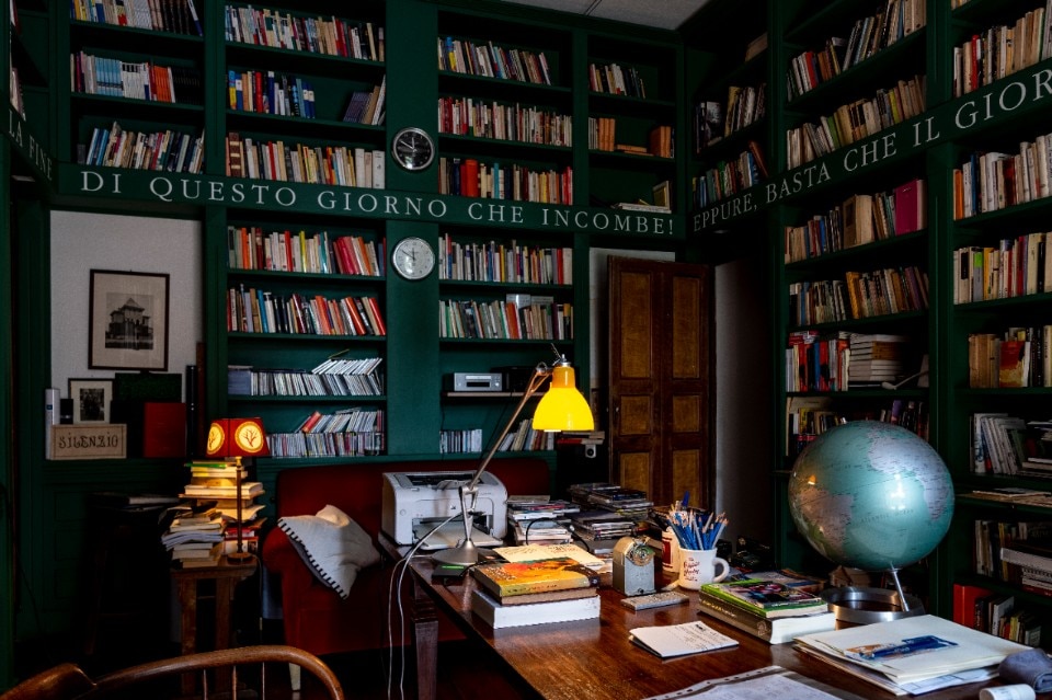 The library of Alessandro Baricco and Gloria Campaner’s home. Turin, Italy