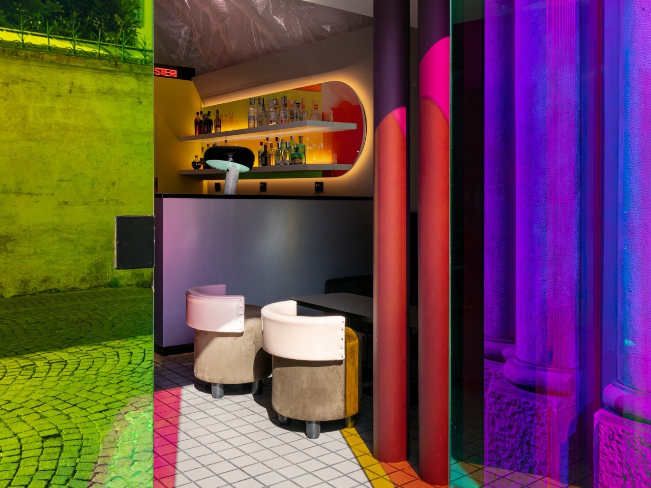 Ironico e iridescente: un nuovo bar a Napoli