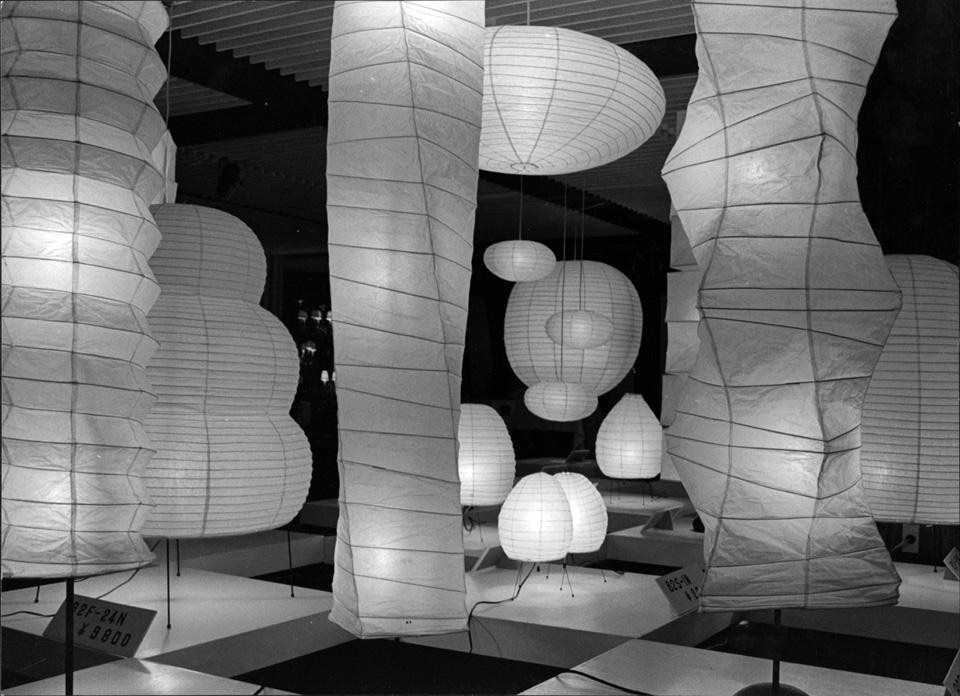 Isamu Noguchi, lampade scultura Akari in Giappone, 1970. Courtesy of Estate of R. Buckminster Fuller and Stanford University Libraries, Special Collections, R. Buckminster Fuller Collection. Photo Michio Noguchi.