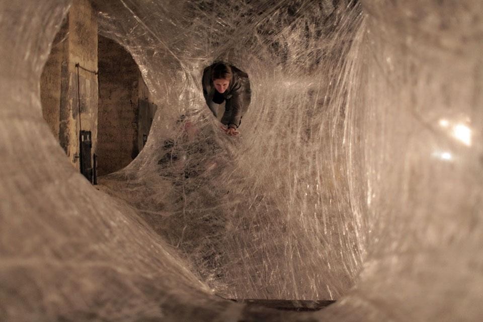 <i>Tape</i>, il "bozzolo esplorabile", interamente realizzato in nastro adesivo