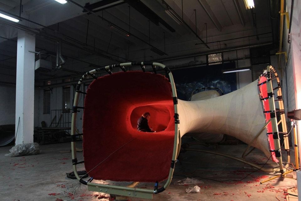 La forma complessa dell'installazione è realizzata con la tecnica dell'hand tufting