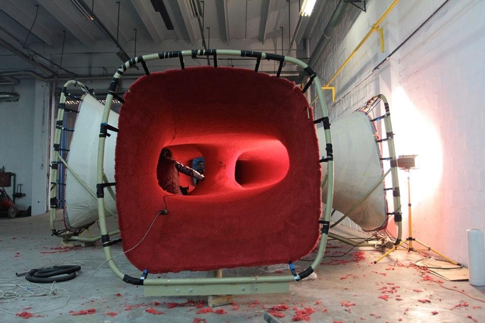 In apertura e qui sopra: il montaggio della nuova installazione <Flying carpet</i>