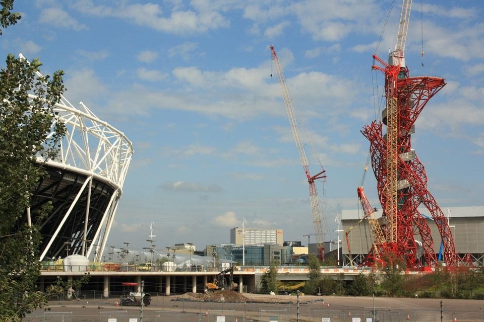 Sulla destra l'ArcelorMittal Orbit di Anish Kapoor e Cecil Balmond  
