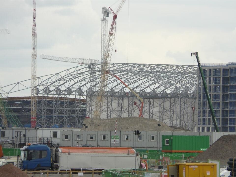 La costruzione del palazzetto temporaneo per il basket. Courtesy ODA