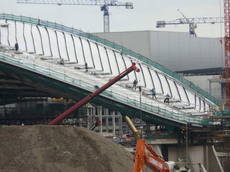 In apertura: il centro acquatico di Zaha Hadid; qui sopra: la copertura del tetto. Courtesy ODA