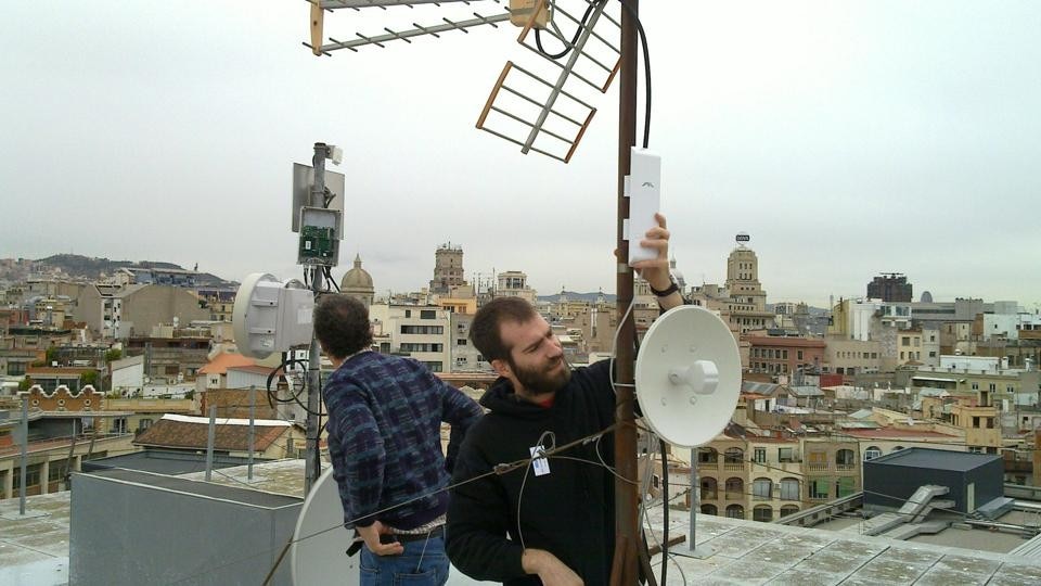 In apertura: Semiconductor, <i>Pel!lícula magnètica</i>, video, 2007. Qui sopra: Guifi.net, <i>Taller de xarxes sense fil lliures</i>