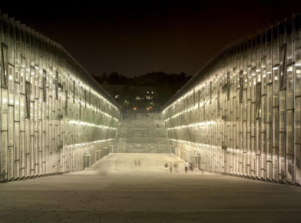 In apertura e qui sopra: Seoul, Ewha Womans University. Photo © Andre Morin (sopra); photo © Gaelle Lauriot Prevost (in apertura) In apertura e qui sopra: Seoul, Ewha Womans University. Photo © Andre Morin (sopra); photo © Gaelle Lauriot Prevost (in apertura)