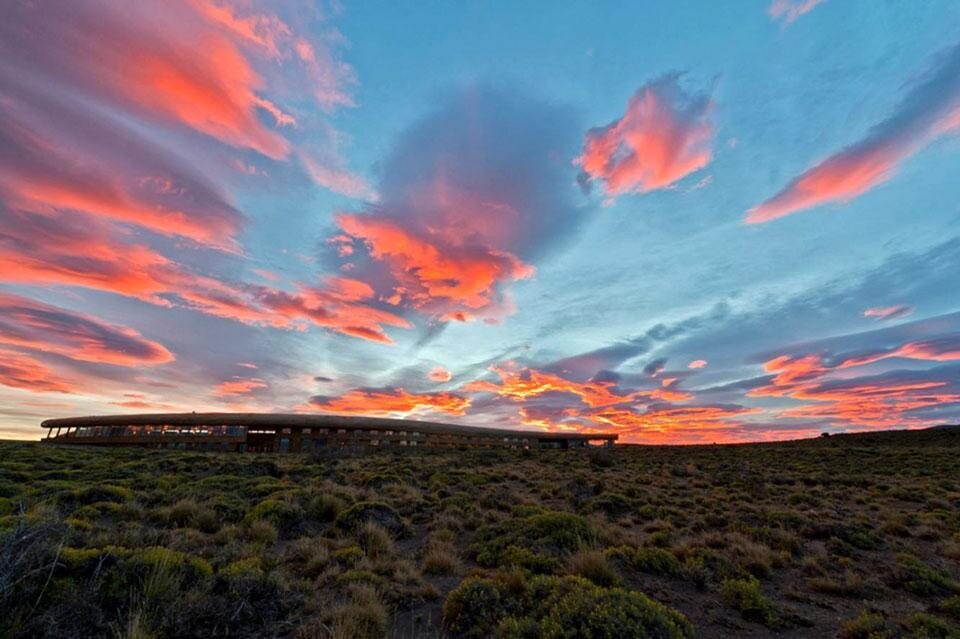 In apertura: Cazú Zegers: Chiesa Espiritu Santo, Santiago del Cile. Qui sopra: Cazú Zegers: Hotel del Viento, Patagonia australe, XII regione