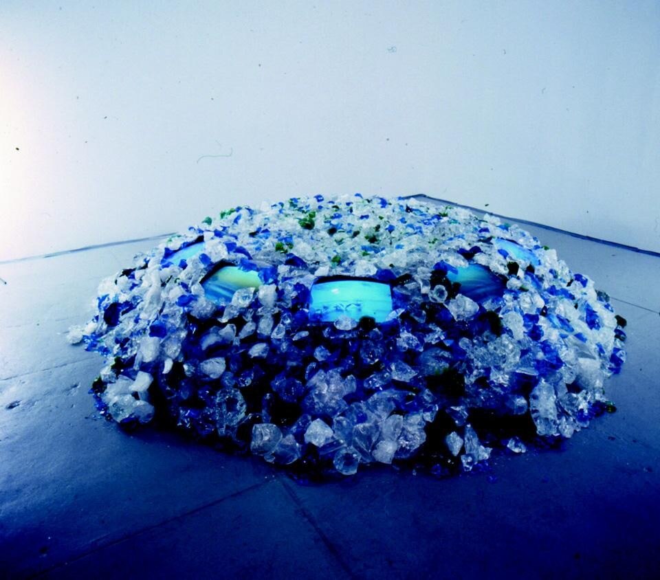 Federica Marangoni, <i>Air II</i>, Harry Solomon Gallery, New York, 1990. 1.300 kg di schegge di vetro e 10 schermi Federica Marangoni, <i>Air II</i>, Harry Solomon Gallery, New York, 1990. 1.300 kg di schegge di vetro e 10 schermi
