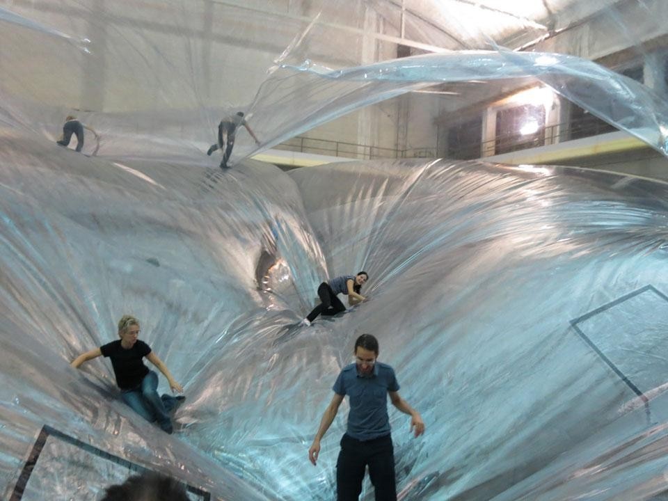 Tomás Saraceno, <i>On Space Time Foam</i>, 2012. Immagini dell’installazione in HangarBicocca. Photo  Alessandro Coco. Courtesy Fondazione HangarBicocca, Milano