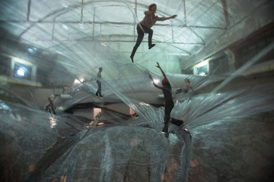Tomás Saraceno, <i>On Space Time Foam</i>, 2012. Immagini dell’installazione in HangarBicocca. Photo  Alessandro Coco. Courtesy Fondazione HangarBicocca, Milano