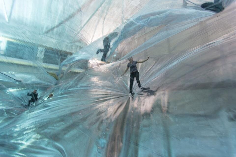 Tomás Saraceno, <i>On Space Time Foam</i>, 2012. Immagini dell’installazione in HangarBicocca. Photo  Alessandro Coco. Courtesy Fondazione HangarBicocca, Milano