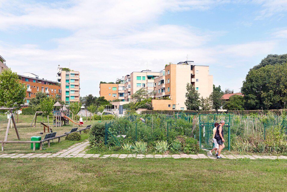 Orti pubblici in via Promessi Sposi, zona periferica di Milano. Foto di Alessandro Imbriaco, agosto 2010. © Alessandro Imbriaco/Contrasto