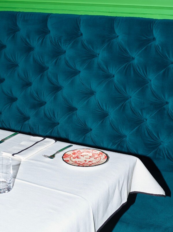 Il ristorante Gucci Osteria, affidato allo chef Massimo Bottura, al piano terra del Gucci Garden. I tavoli sono apparecchiati con le ceramiche di Richard Ginori, marchio acquisito da Gucci nel 2013 