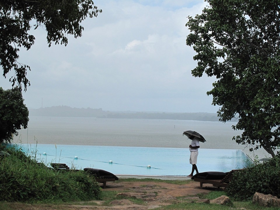 Giovanna Latis, vista della piscina del Kandalama Hotel, tra Dambulla e Sigiriya (progetto di Geoffrey Bawa del 1991)