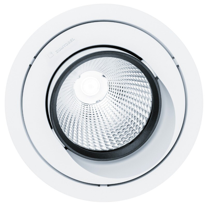 Il tratto distintivo del design è la cavità asimmetrica “Lightgroove” nell’armatura, un accorgimento poco visibile ma decisivo che risolve il tipico problema dell’auto-illuminazione degli elementi cardanici