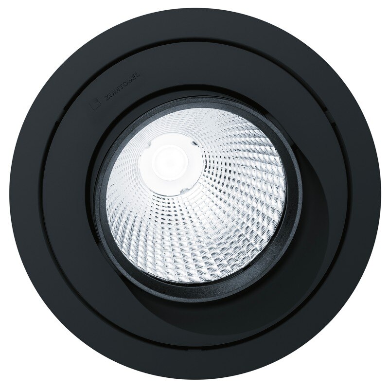 Cardan evolution è uno strumento d’illuminazione multifunzionale, garante di una resa cromatica eccellente e di distribuzioni fotometriche mirate: che si tratti di negozi, autoconcessionarie o showroom di edifici industriali